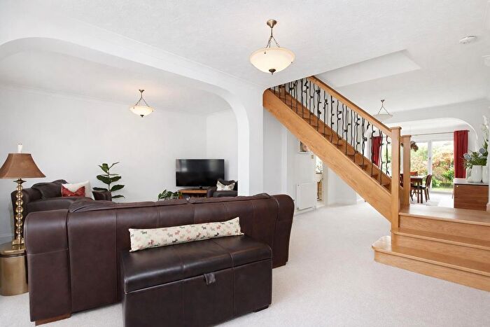 3 Bedroom Semi-detached House For Sale In Drayton Road, Borehamwood, WD6