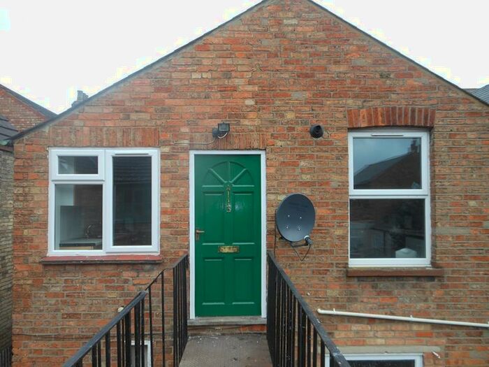 2 Bedroom Flat To Rent In Castle Road, Bedford, MK40