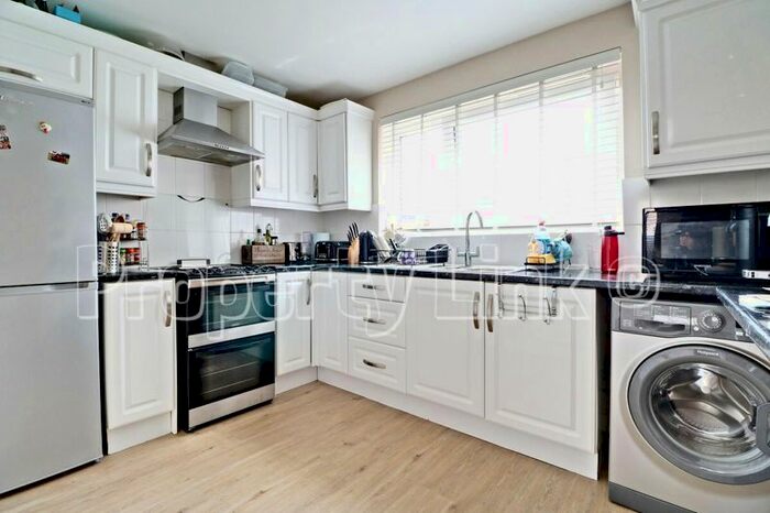 1 Bedroom Flat To Rent In Harts Lane, Barking, IG11