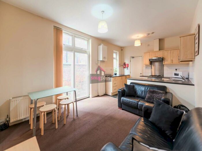 3 Bedroom Flat To Rent In Carlton Road, Salford, Manchester, M6