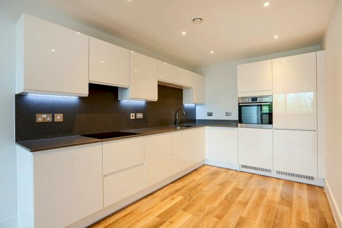 2 Bedroom Flat To Rent In Knaresborough Drive, London, SW18