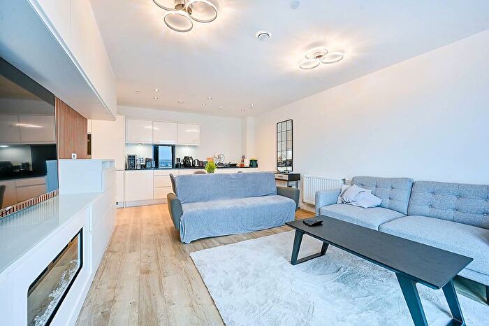 3 Bedroom Flat To Rent In Lakeside Drive, Park Royal, London, NW10