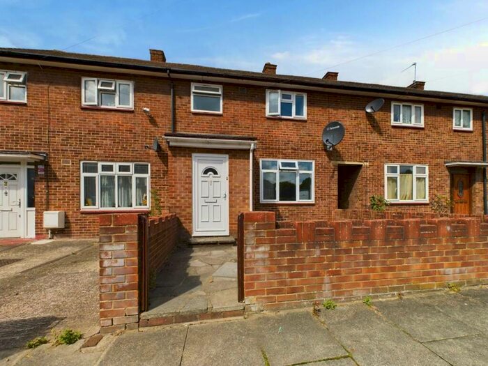 3 Bedroom House To Rent In Rainham Close, Eltham, London, SE9