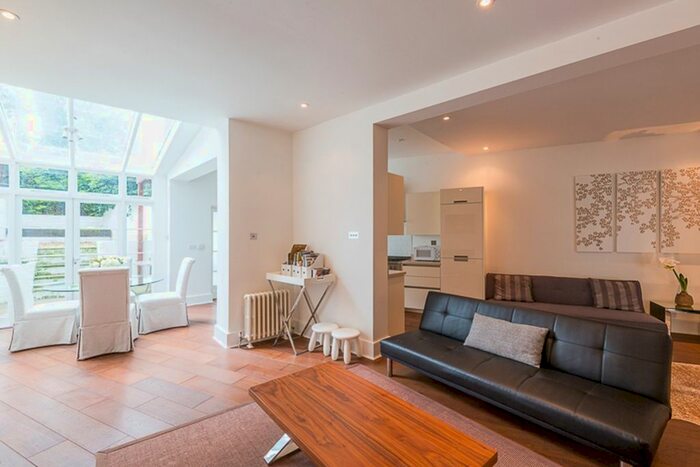 2 Bedroom Flat To Rent In Cromwell Crescent, Kensigton, London, SW5