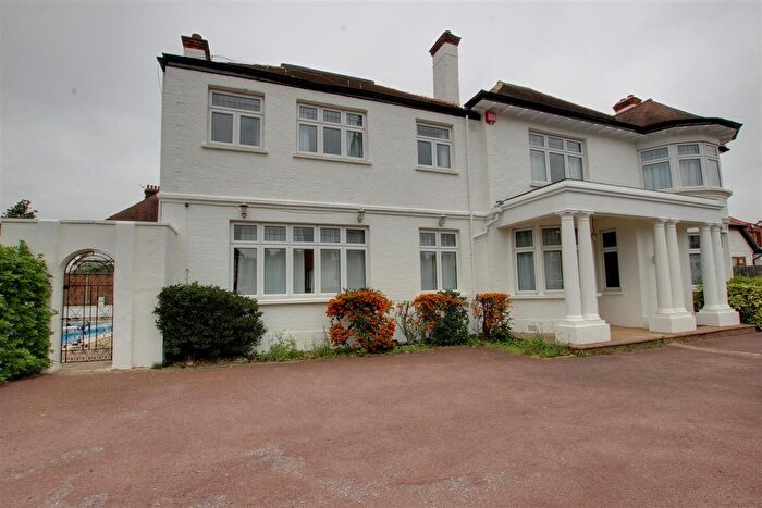 6 Bedroom Detached House To Rent In Broad Walk, London, N21