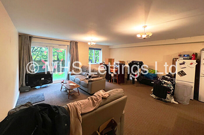 4 Bedroom Flat To Rent In Abbots Mews, Leeds, LS4