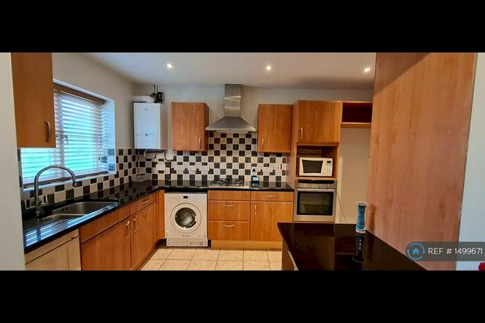 3 Bedroom Semi-Detached House To Rent In Monkston Park, Milton Keynes, MK10