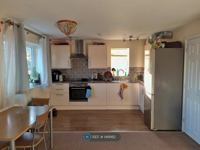 2 Bedroom Flat To Rent In Peachey Lane, Uxbridge, UB8