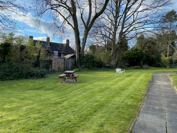 2 Bedroom Flat To Rent In Cedar Drive, East Finchley, N2