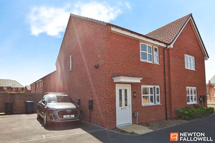 3 Bedroom Semi-Detached House For Sale In Buzzard Way, East Leake, LE12