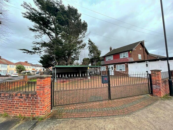 3 Bedroom Detached House To Rent In Bullsmoor Lane, Enfield EN3