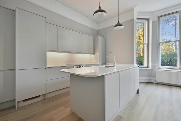 2 Bedroom Flat To Rent In Granville Mansions, Shepherds Bush Green, London, W12