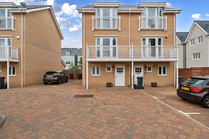4 Bedroom Semi-Detached House For Sale In Green Park, Berkshire, RG2