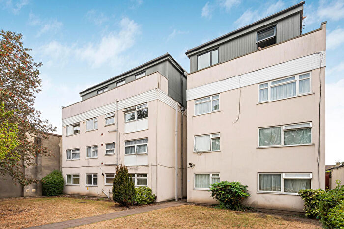 2 Bedroom Flat For Sale In Nags Head Road, Enfield, EN3