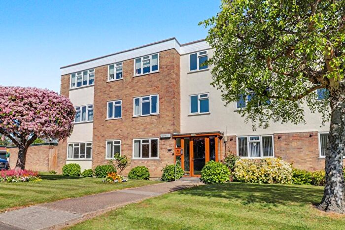 2 Bedroom Apartment For Sale In Wyatts Drive, Thorpe Bay, SS1