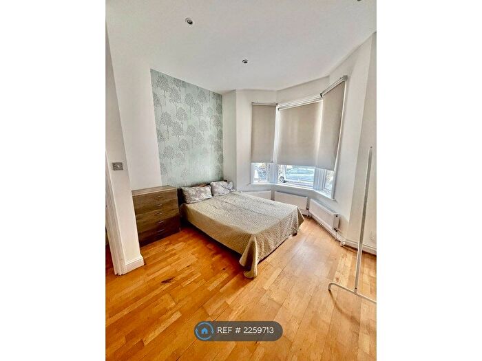 3 Bedroom Flat To Rent In Brixton, London, SW9