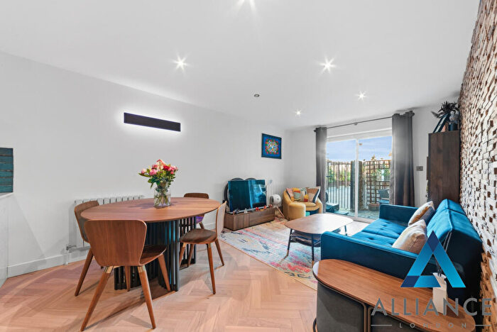 1 Bedroom Apartment For Sale In Lamb Court, Narrow Street, Limehouse, London, E14