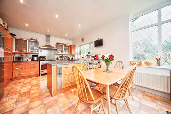5 Bedroom Detached House For Sale In Ludlow Avenue, Luton, Bedfordshire, LU1