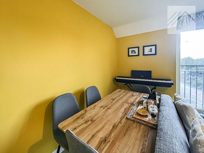 2 Bedroom Flat For Sale In Pepys Court, Wickford, SS12