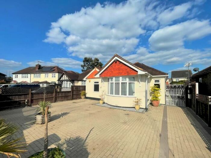 4 Bedroom Detached Bungalow To Rent In The Drive, Ashford, TW15