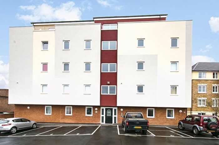 2 Bedroom Flat To Rent In Cloister Court, Walton-On-Thames, KT12
