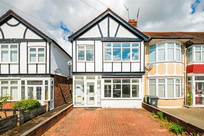 4 Bedroom House To Rent In Middleton Close, Chingford, E4