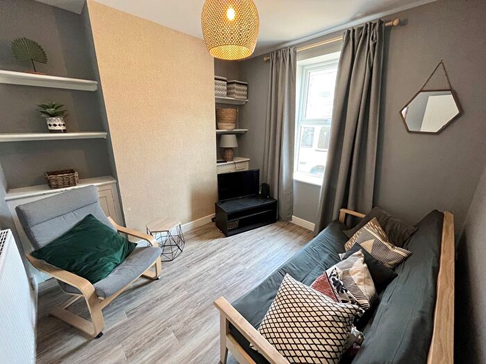 2 Bedroom Property To Rent In Gwendoline Street, Caerdydd, CF24