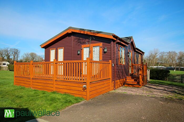 2 Bedroom Lodge For Sale In Bulls Cross Ride, Waltham Cross, EN7