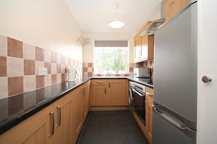 1 Bedroom Flat To Rent In Rossiter Lodge, Rosetrees, Guildford, GU1