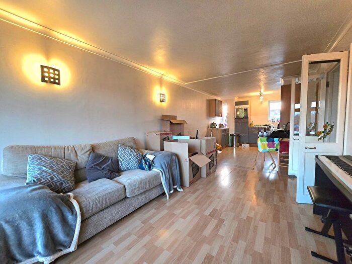 2 Bedroom Flat To Rent In Nymans Gardens, London, SW20