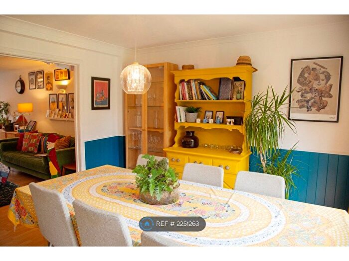 4 Bedroom Semi-Detached House To Rent In Lipsham Close, Banstead, SM7