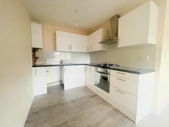4 Bedroom Maisonette To Rent In Elsinge Road, Enfield, EN1