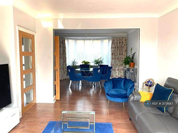 4 Bedroom Semi-Detached House To Rent In Kingsmere Park, London, NW9