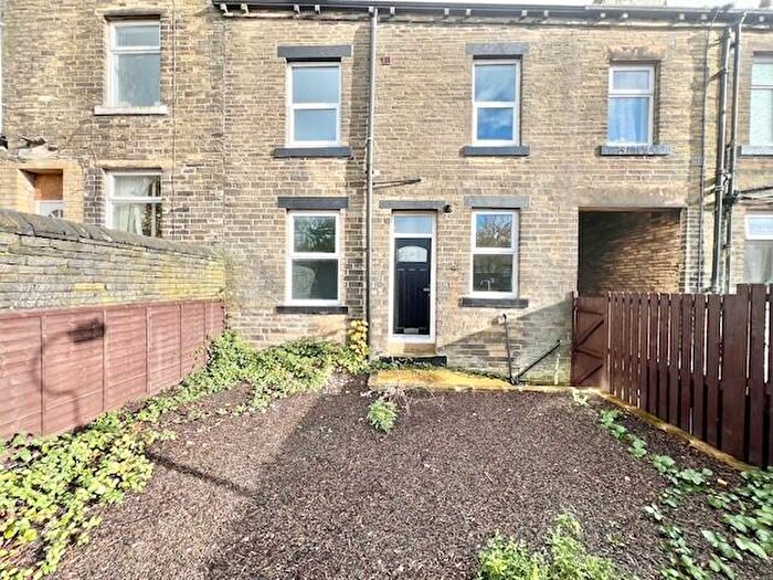 3 Bedroom House To Rent In Cemetery Road, Bradford, BD8