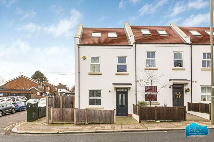 3 Bedroom End Of Terrace House To Rent In Oakleigh Road North, Whetstone, London, N20