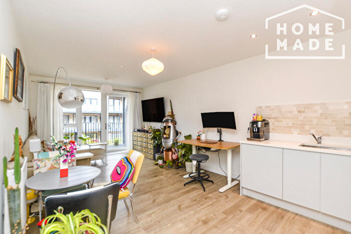 1 Bedroom Flat To Rent In Academy Way, IG10