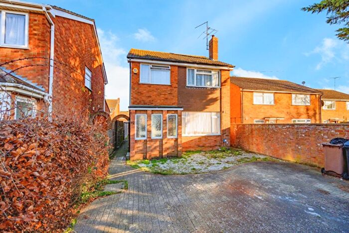 3 Bedroom Detached House For Sale In Sundon Park Road, Luton, Bedfordshire, LU3