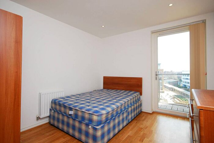 1 Bedroom Flat To Rent In Battersea Park Road, Battersea, SW8