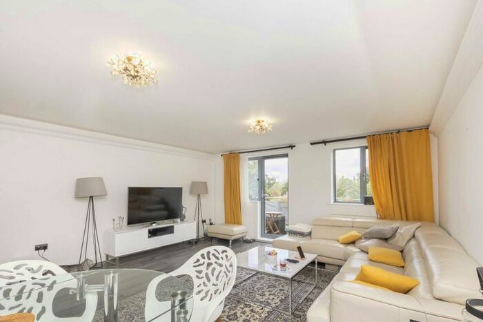 3 Bedroom Flat To Rent In Lapis Close, London, NW10
