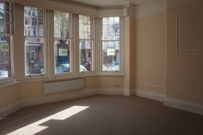 Studio To Rent In York Avenue -, P10
