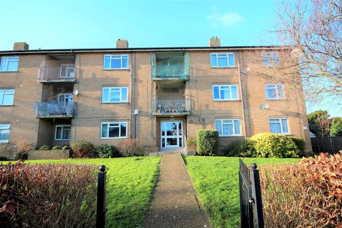 2 Bedroom Flat To Rent In Kinson Grove, Kinson, Bournemouth, BH10