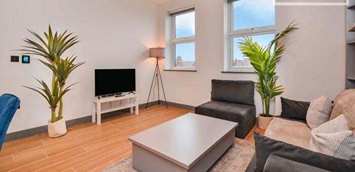 1 Bedroom Flat To Rent In Avenir Court, Ballards Lane, N12