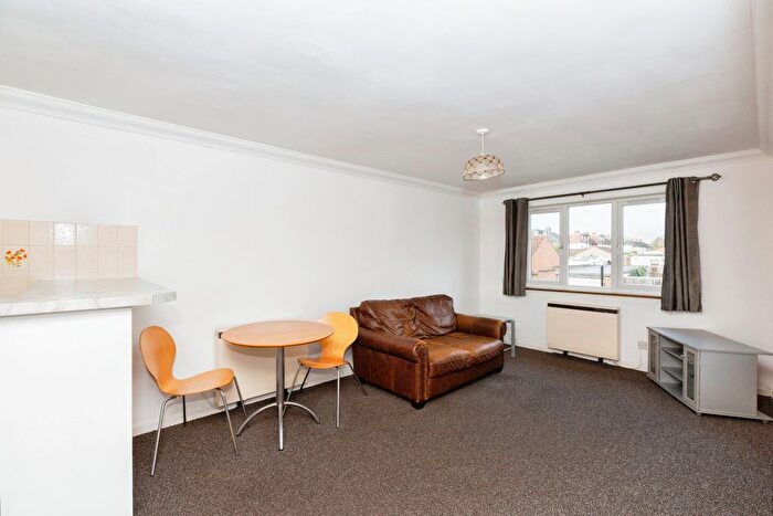 1 Bedroom Flat For Sale In Eastern Avenue, Ilford, Essex, IG2