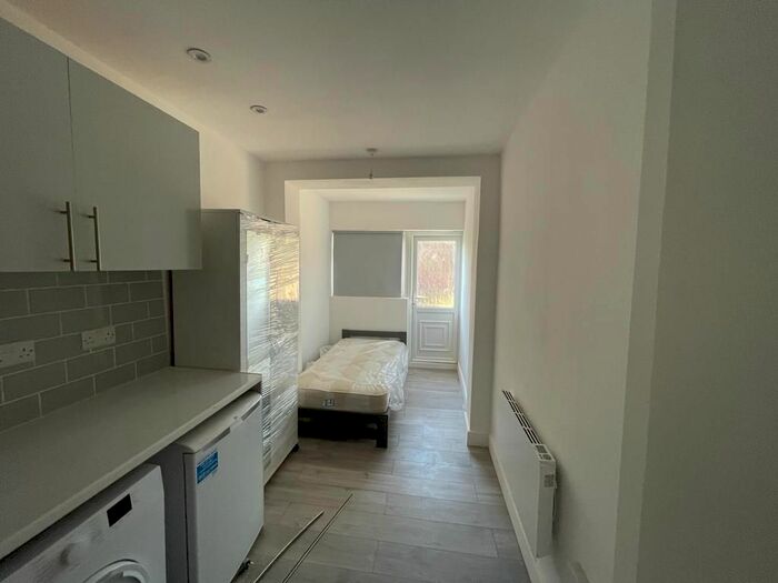 Studio To Rent In The Circle, London, NW2