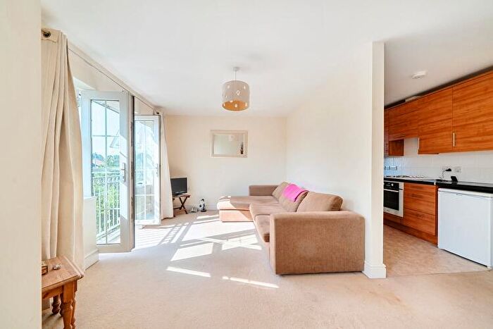 2 Bedroom Flat For Sale In Bramshott Place, Fleet, Hampshire, GU51