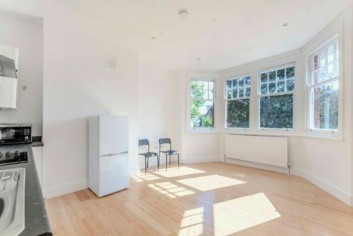 1 Bedroom Flat To Rent In Riggindale Road, Streatham, London, SW16