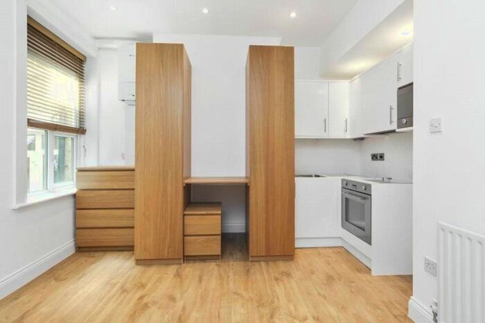 Studio To Rent In Ballards Lane, London, N3