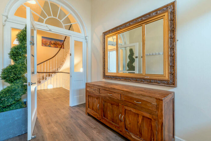 9 Bedroom Property To Rent In York Place Edinburgh United Kingdom, EH1