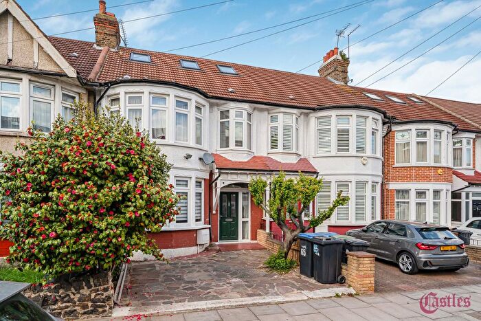 4 Bedroom Property For Sale In Grenoble Gardens, N13