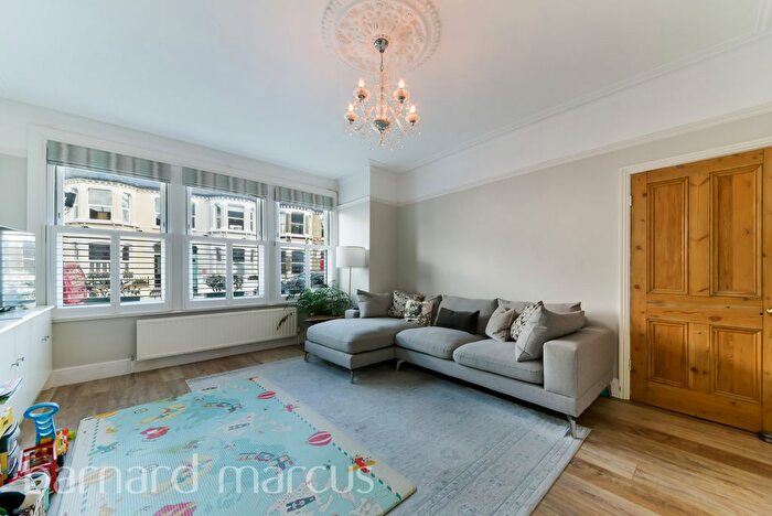 2 Bedroom Flat To Rent In Lavender Sweep, London, SW11
